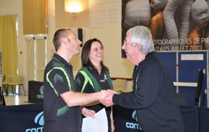 Remise de la médaille du tournoi à Georges AMIGON