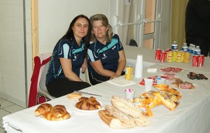 CAROLE ET VERO RESPONSABLE DE LA BUVETTE